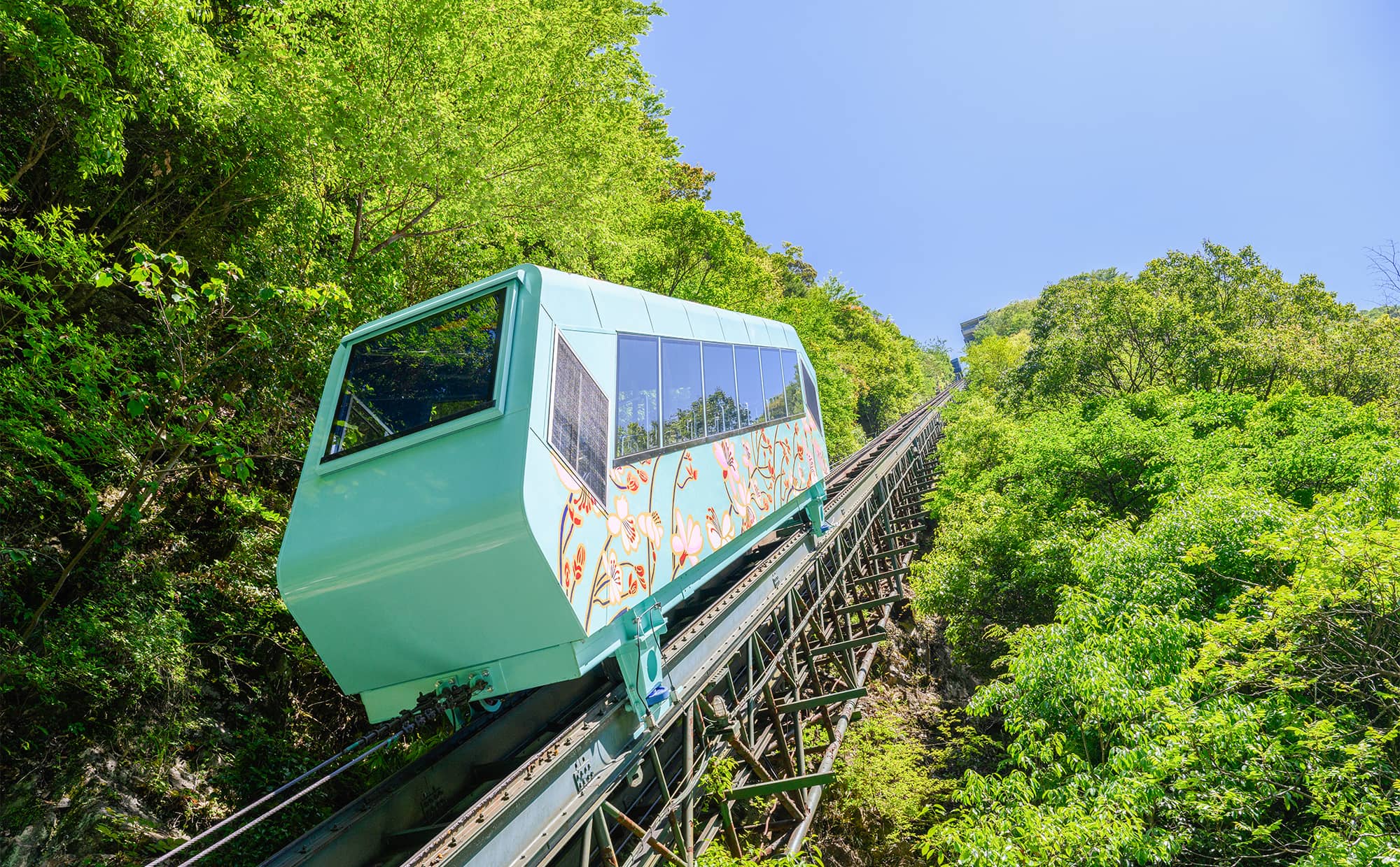 坐纜車下去，在祖谷溪谷下的露天浴池