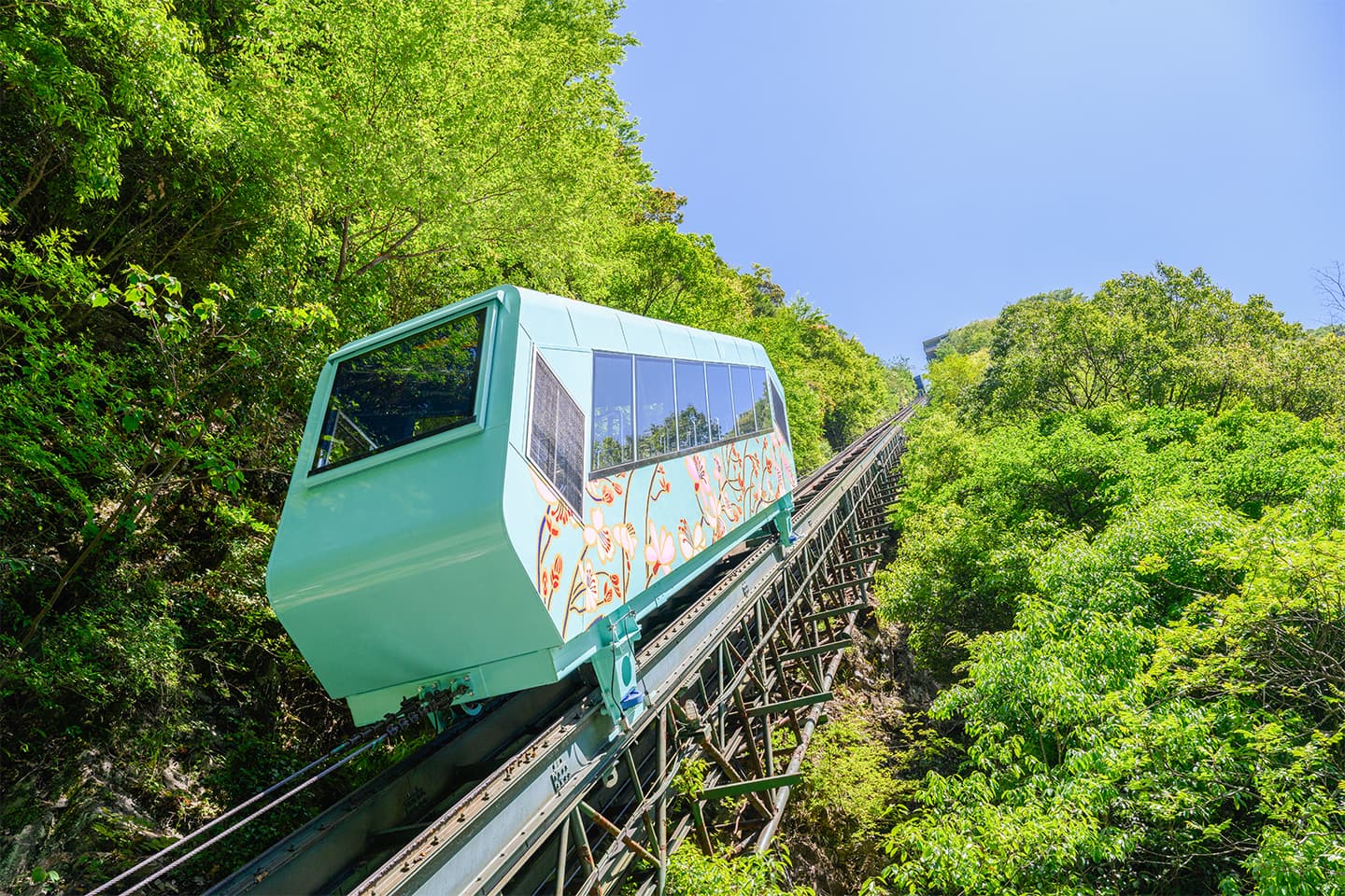 坐纜車下去，在祖谷溪谷下的露天浴池